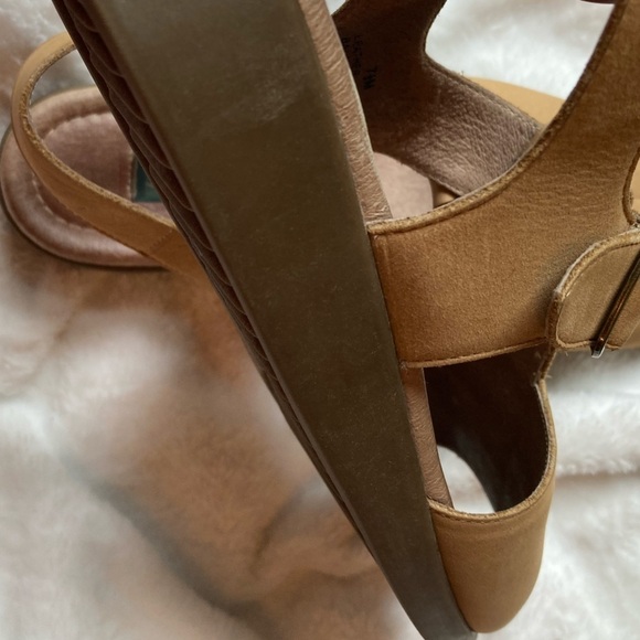 Easy Spirit Tan Leather Sandals - Picture 10 of 11